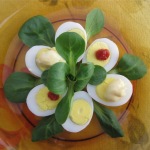 Uova di quaglia con salse e valeriana