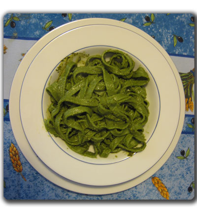 Tagliatelle agli spinaci con pesto di basilico e mandorle