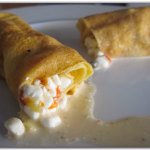 Crepes con formaggio, peperoni e capperi