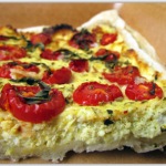 Torta profumata con ricotta e pomodorini