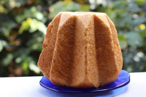 Pandoro gastronomico con pasta madre, prima della farcitura.