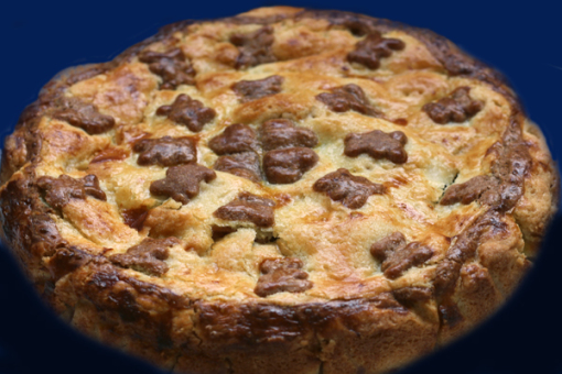 Torta di mele e amarene decorata con orsetti di pastafrolla al cioccolato.