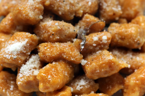 Gnocchi di zucca alla parigina, conditi con burro, salvia e limone.