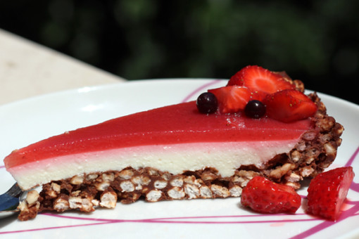 Cheesecake con base di riso soffiato e gelatina di fragola.