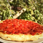 Pizza tatin con i pomodorini.