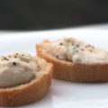 Salsa al gorgonzola su crostini di pane.